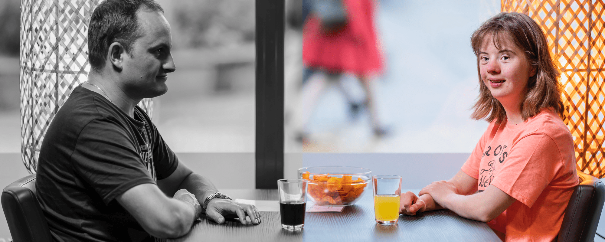 Twee jonge mensen die elkaar voor het eerst ontmoeten