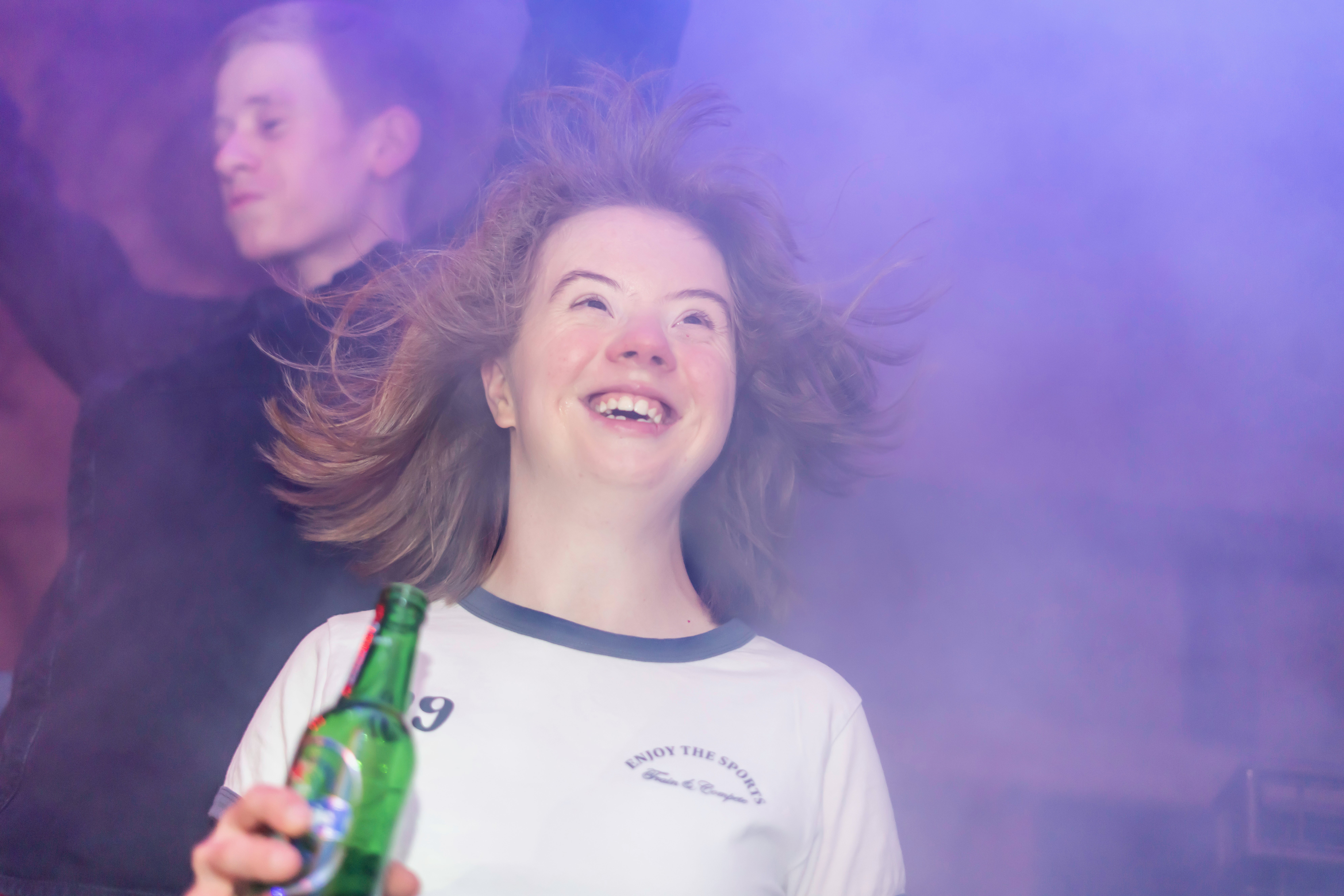 Een vrolijke dansende discoganger