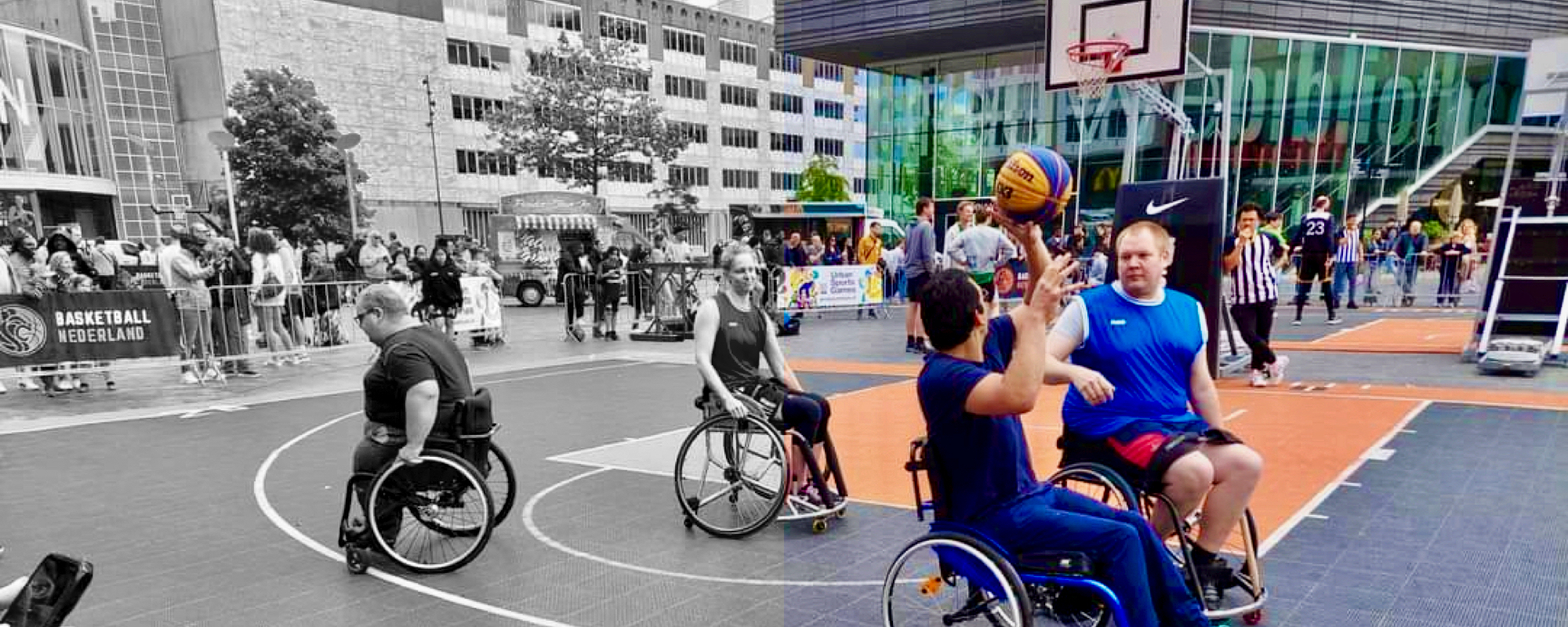 Rolstoelbasketballers op het stadhuisplein in Almere